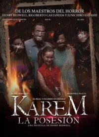 Pôster de horror: Foto antiga de família em chamas. Rostos adultos riscados, menina sorri com boneca. Clima sombrio e perturbador.