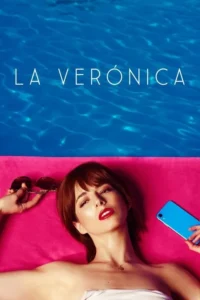 Jovem ruiva de batom vermelho, deitada em toalha rosa vibrante, segura óculos e celular azul. Fundo de piscina azul.