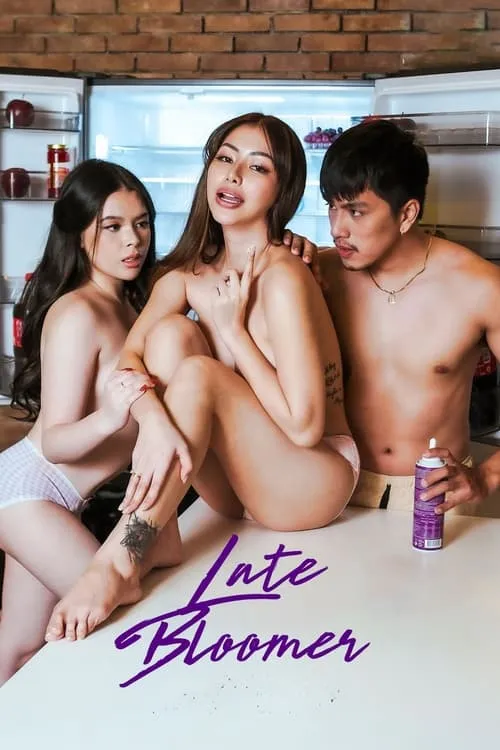 Três jovens,semi-nus,numa cozinha. A mulher central posa sedutoramente;o homem segura chantilly. Clima íntimo e provocante.