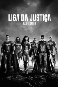 Imagem P&B. Seis super-heróis em poses heroicas. Uma mulher central entre cinco homens em trajes de batalha,sob céu escuro.