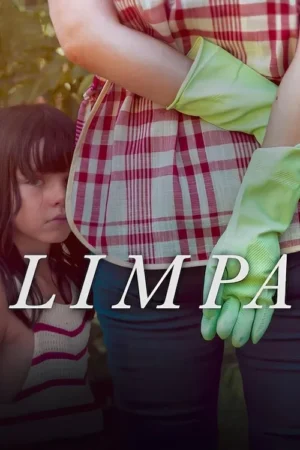 Pôster: menina séria olha por trás de adulto com avental xadrez e luvas verdes, em ambiente externo.