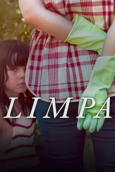 Pôster: menina séria olha por trás de adulto com avental xadrez e luvas verdes, em ambiente externo.