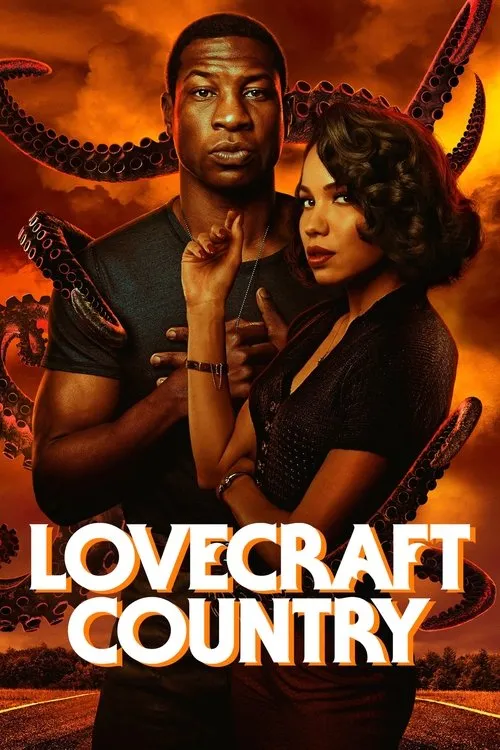 Lovecraft Country 1 Um homem e uma mulher sérios,cercados por tentáculos monstruosos sob um céu laranja. Uma estrada se estende ao fundo. Atmosfera de horror.