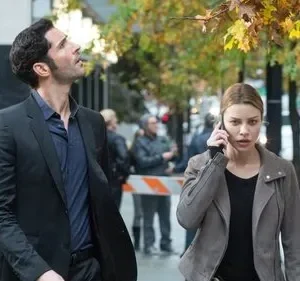 Homem de terno olhando para cima, mulher ao telefone com expressão séria em rua movimentada. Clima urbano e tenso.