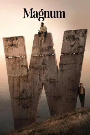 Dois homens em um colossal W de concreto. Um sentado no topo, outro encostado, em uma colina com céu avermelhado ao fundo.