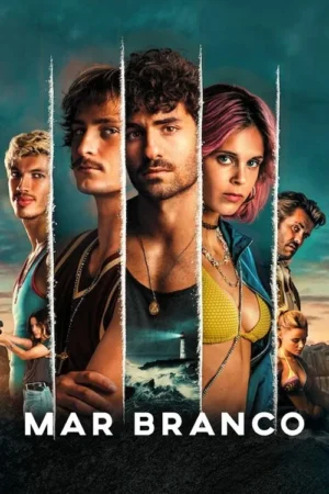 Pôster: Vários jovens em close-up. Imagem dividida por faixas verticais revelando mar, farol e céu azul. Clima costeiro misterioso.