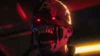 Marvel Zumbis – T01E01: Episódio 1 2 Um zumbi com capacete ('A'), olhos vermelhos brilhantes e boca aberta revelando dentes afiados. Fundo escuro com luzes vermelhas e laranjas. Clima sombrio.