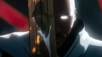 Homem careca de pele escura com olhos brancos brilhantes. Ele segura uma espada reflexiva com brilhos de fogo. Fundo escuro com feixe vermelho.