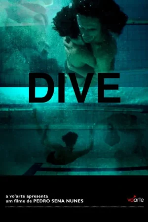 Duas pessoas se abraçam sob água azul-esverdeada de piscina. Abaixo, uma figura solitária nada com nadadeiras. Clima aquático e reflexivo.