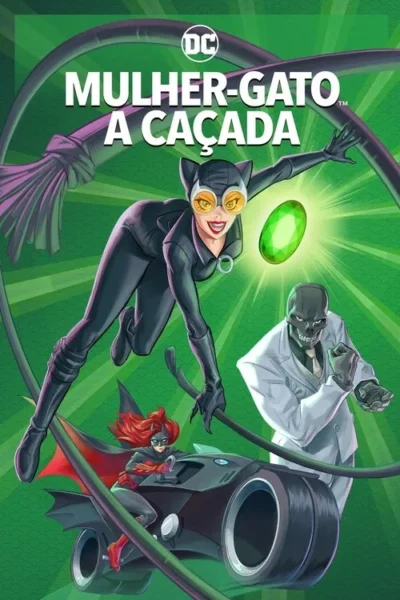 Mulher felina de preto e óculos rouba joia verde. Vilão caveira e heroína de capa em moto contra fundo verde vibrante.