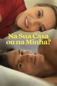 Pôster dividido com mulher loira sorrindo e homem moreno relaxado, ambos deitados em travesseiros, olhando para a frente.