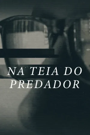 Pôster granulado em tons escuros. Mostra silhueta superior com óculos e figura indistinta abaixo. Atmosfera de suspense e vigilância.
