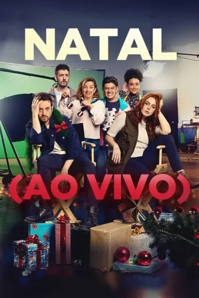 Seis pessoas com expressões diversas e caóticas num estúdio de TV, com tela verde e adereços de Natal espalhados. Clima de comédia.