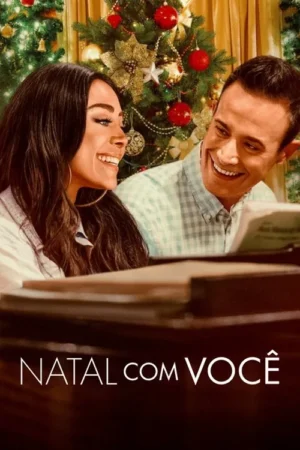 Homem e mulher sorrindo junto a árvore de Natal iluminada e um piano no primeiro plano. Atmosfera festiva.