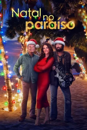 Três pessoas (dois homens, uma mulher) com chapéus de Papai Noel em uma praia tropical iluminada com luzes de Natal. Um homem segura uma guitarra.