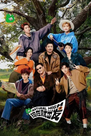 Grupo de oito pessoas, em sua maioria jovens, sorrindo e posando em uma grande árvore e campo verde. Atmosfera alegre e amigável.