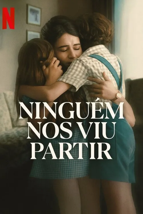 Ninguém nos Viu Partir 1 Mulher emotiva com olhos fechados abraça duas crianças vestindo xadrez,uma de suspensório. Fundo doméstico suave. Tom sombrio.