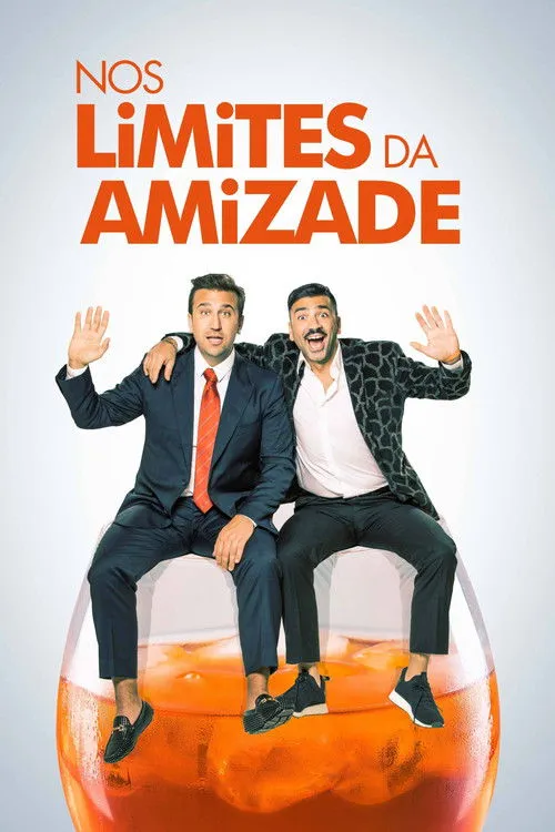 Dois homens de terno e paletó, rindo e acenando, sentados na borda de um copo gigante de coquetel laranja. Clima divertido.