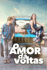 Um homem e duas mulheres posam em um jipe azul claro sob um céu aberto. Uma deitada no capô,outra sentada. Clima casual.