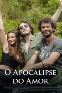 Três jovens sorridentes,uma mulher e dois homens,com braços erguidos em um carro. Fundo de natureza verde. Clima de aventura e alegria.