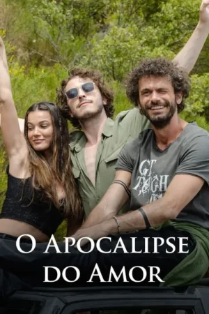 Três jovens sorridentes, uma mulher e dois homens, com braços erguidos em um carro. Fundo de natureza verde. Clima de aventura e alegria.