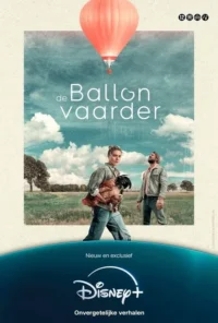 Pôster: Um balão vermelho flutua sobre um campo verde. Uma mulher com um galo e um homem olham para o céu. Clima rústico e sonhador.
