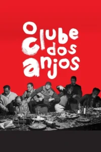 Sete homens em preto e branco sentados em uma mesa bagunçada com garrafas vazias. Fundo vermelho vibrante. Clima de ressaca e festa.