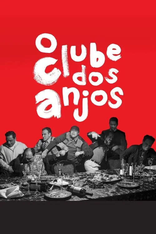 Sete homens em preto e branco sentados em uma mesa bagunçada com garrafas vazias. Fundo vermelho vibrante. Clima de ressaca e festa.