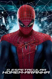 Traje de super-herói vermelho e azul com teias e emblema de aranha. Olhos espelhados refletem uma cidade noturna com teias quebradas.