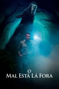 Homem de uniforme,iluminado por luz azul,na floresta. Um lobo gigante uiva à lua cheia. Atmosfera sombria e misteriosa.