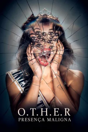 Mulher com coroa e faixa, seu rosto fragmentado em vidro quebrado exibe múltiplos olhos e uma boca gritando. Horror psicológico.