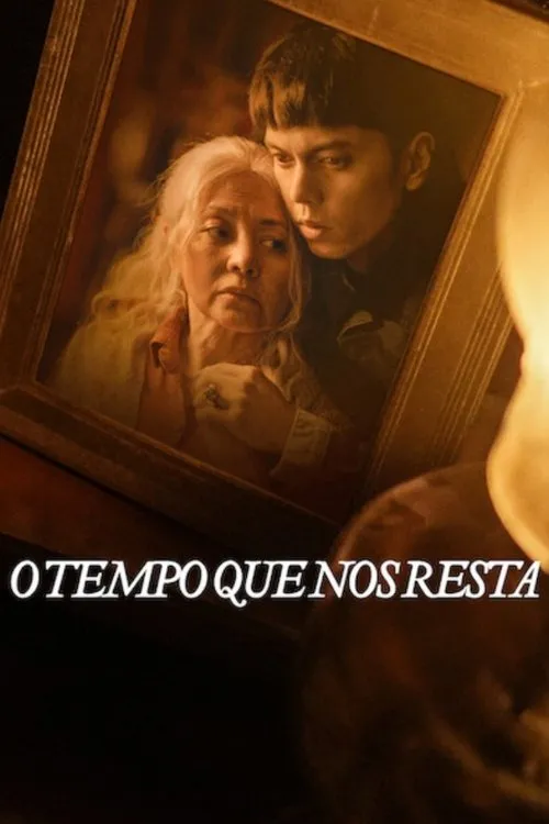 Pôster: Mulher idosa e jovem emoldurados, com luz baixa e quente. Clima introspectivo e melancólico.