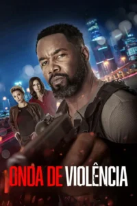 Homem com barba e colete tático aponta arma. Duas mulheres sérias atrás, cenário urbano noturno. Atmosfera de ação.