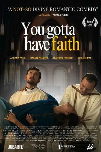 Dois padres carregam uma mulher numa igreja. Um olha para cima, o outro sorri. Clima inesperado com fundo religioso.