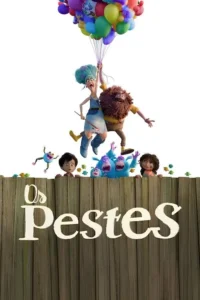 Pôster animado. Personagens voam com balões coloridos. Abaixo,crianças e criaturas azuis espreitam por uma cerca de madeira. Aventura e surpresa.