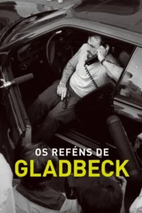 Em P&B, homem barbudo e tatuado fala ao telefone em carro, com arma no colo. Repórteres e microfones próximos. Clima tenso.