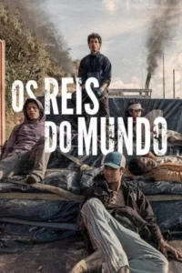 Cinco jovens em um caminhão ou plataforma coberta por lona. Um está em pé, os outros sentados/deitados. Cenário árido com fumaça no horizonte. Clima de aventura e luta.