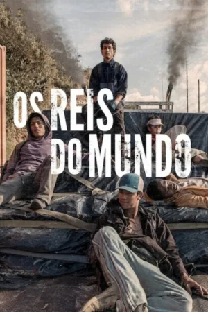 Cinco jovens em um caminhão ou plataforma coberta por lona. Um está em pé, os outros sentados/deitados. Cenário árido com fumaça no horizonte. Clima de aventura e luta.