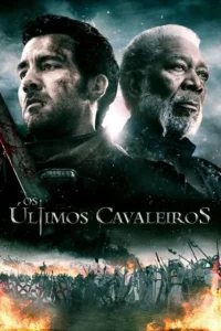 Pôster com homem jovem e idoso sérios sobre batalha medieval com cavaleiros,fogo e céu sombrio. Espada suja de sangue.
