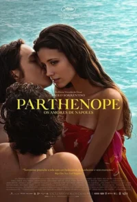 Mulher de cabelos longos com olhar pensativo,em tecido vermelho,entre dois homens em fundo azul-água. Clima íntimo e sensual.
