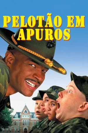 Sargento sorridente em uniforme militar olha para jovens recrutas surpresos. Fundo de prédio antigo e céu azul. Clima divertido.