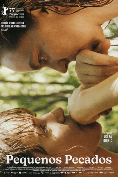 Dois rostos jovens em close-up, um invertido, com a mão tocando delicadamente o rosto do outro. Fundo verde natural borrado.