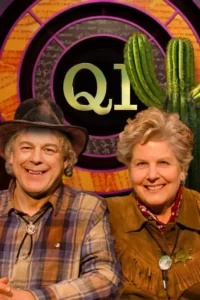 Dupla sorridente em trajes ocidentais, com cactos e um fundo de fórmulas. Atmosfera leve e peculiar.