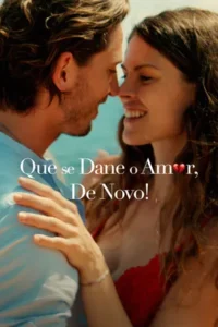 Casal sorridente se aproxima, rostos quase tocando. Ela veste vermelho, ele azul. Fundo claro, clima romântico e leve.