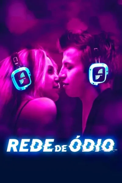 Jovem casal com fones de ouvido neon azuis quase se beijando em close-up. Fundo vibrante de festa em tons de roxo e rosa.