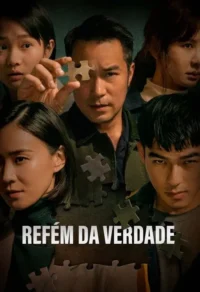 Central homem segura peça de quebra-cabeça no olho. Outros rostos sérios ao redor. Peças espalhadas. Clima de mistério e intriga.