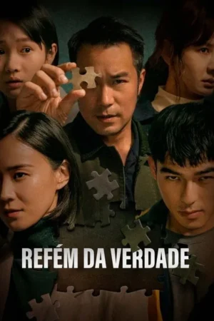 Central homem segura peça de quebra-cabeça no olho. Outros rostos sérios ao redor. Peças espalhadas. Clima de mistério e intriga.