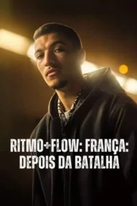 Jovem com cavanhaque e capuz escuro olha fixamente. Fundo escuro com luzes quentes desfocadas. Clima urbano e sério.