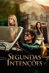 Homem de óculos em conversível vintage,loira atrás. Morena em pé,à direita. Mansão luxuosa sob o sol,clima de drama.