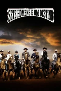 Sete homens a cavalo,vestidos como cowboys,avançam por um deserto empoeirado sob um céu tempestuoso ao pôr do sol.
